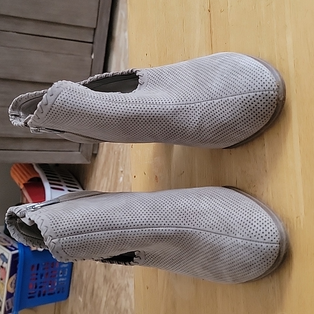 Vince Camuto boot, size 9